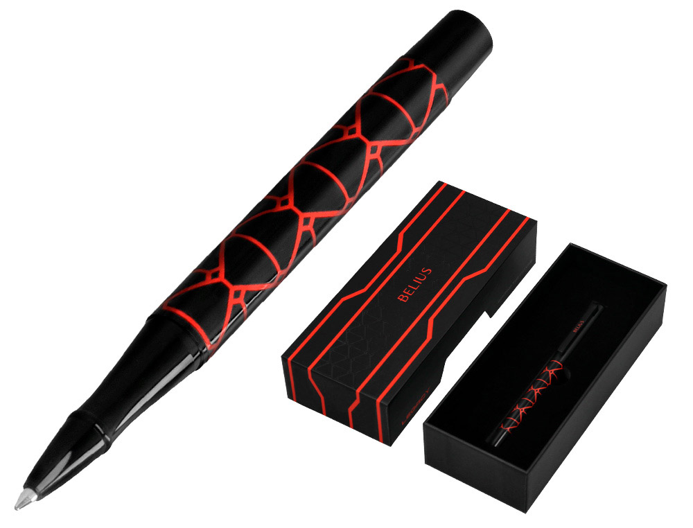 BOLIGRAFO BELIUS LEGACY ALUMINIO DISEO TRIANGULO ROJO CUERPO NEGRO TINTA COLOR AZUL CAJA DE DISEO